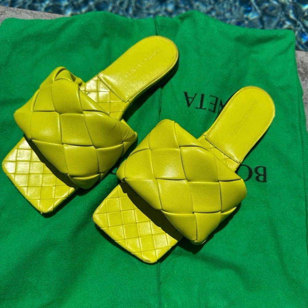 Bottega Veneta Kiwi color Lido sandal